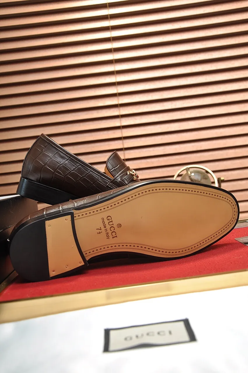 Men's shoes💰500💶Italy's top luxury men's shoe giant (GUCCI) (Gucci) (full cowhide lining) new arrival🍃Original European style🔰 Pleasant to the eye😍In order to make the shoes more durable and non-deformable🌀The production continues to follow traditional methods but there is still no lack of innovation💪Choose original sheepskin for the leather♻️ Smooth and natural And extra bright ⭐Made of imported cowhide, the first choice of rich people 38-45 (45 customized)